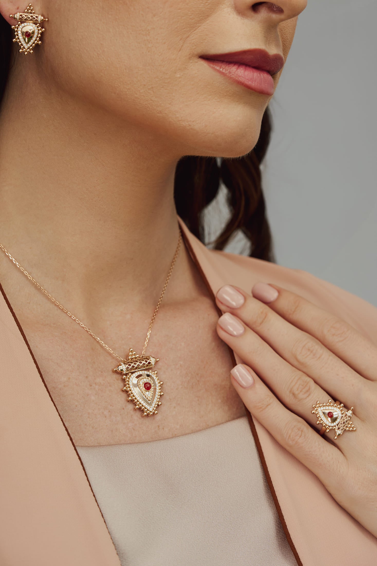 Al Qasr Small Earrings – Pearl | Yellow Gold