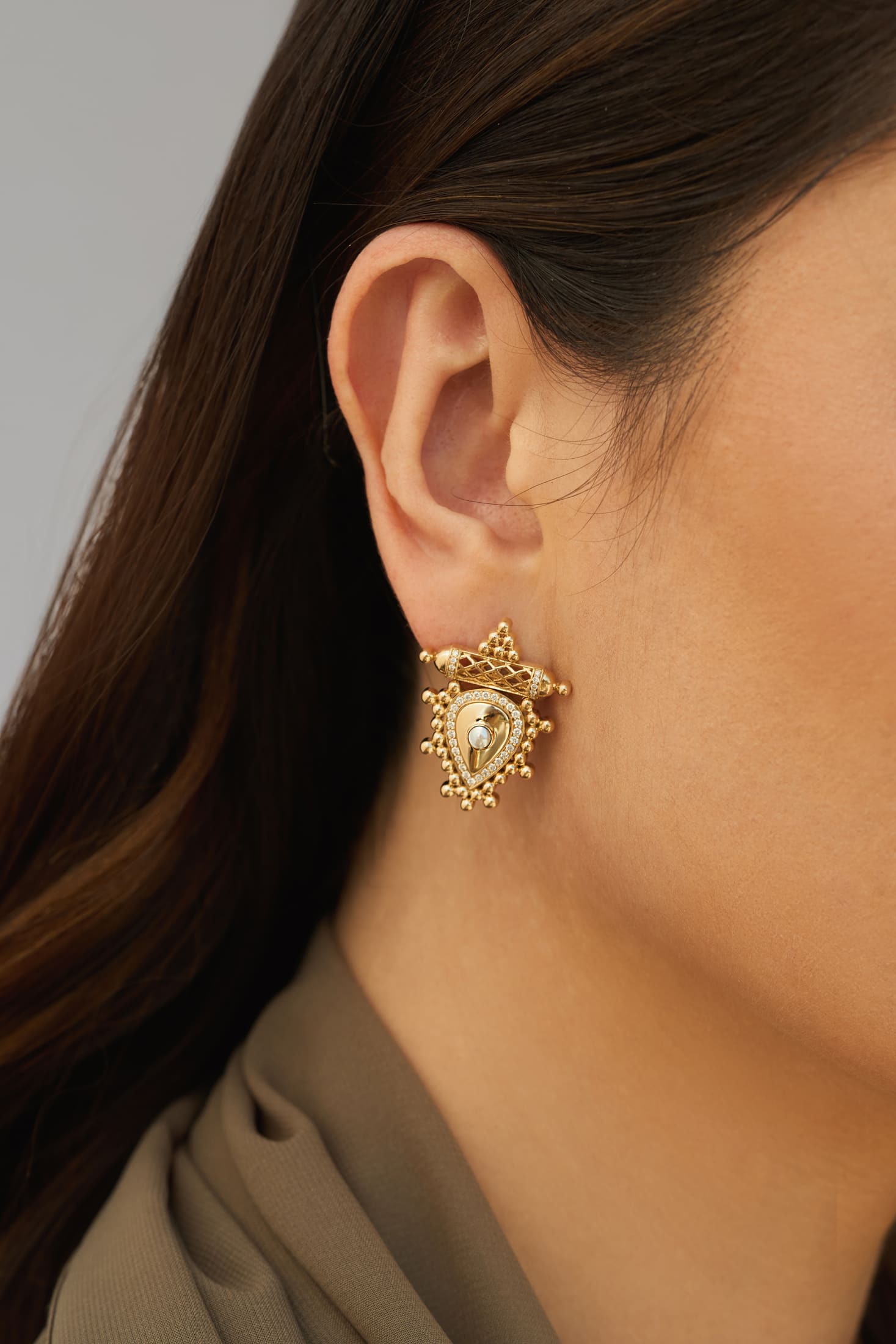 Al Qasr Small Earrings – Pearl | Yellow Gold