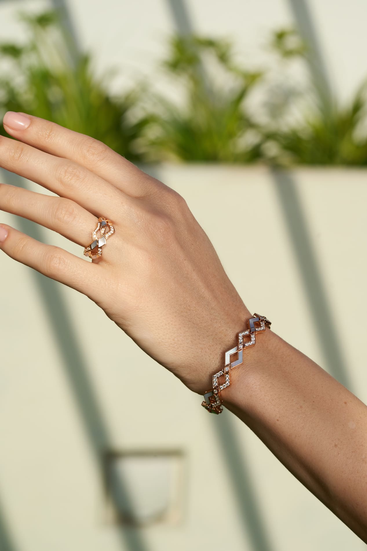 Eternity Wave Ring – Mother of Pearl