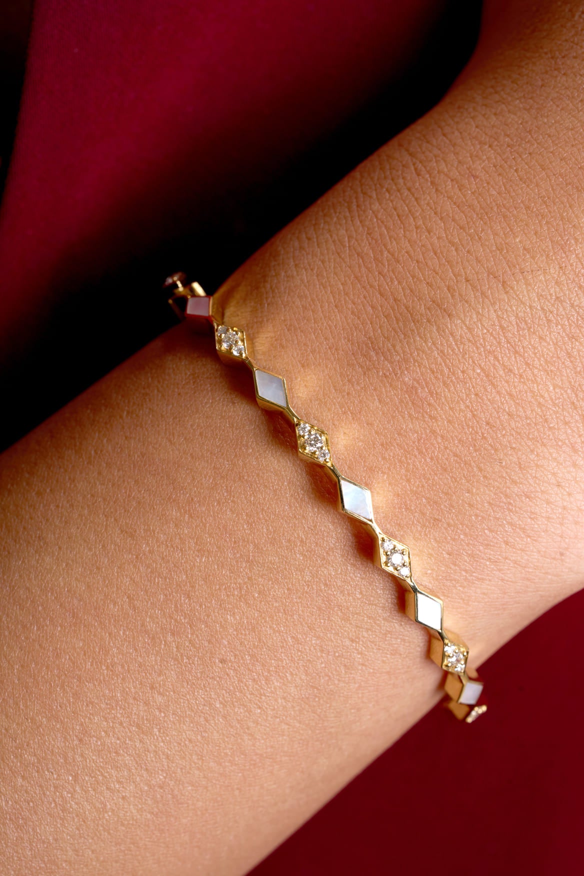 Eternity Slim Mother of Pearl Yellow Gold Bangle